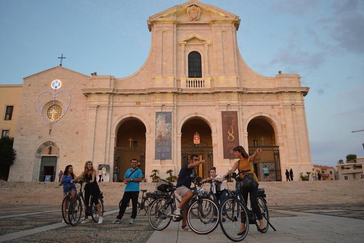 un gruppo di persone in bicicletta davanti a una chiesa