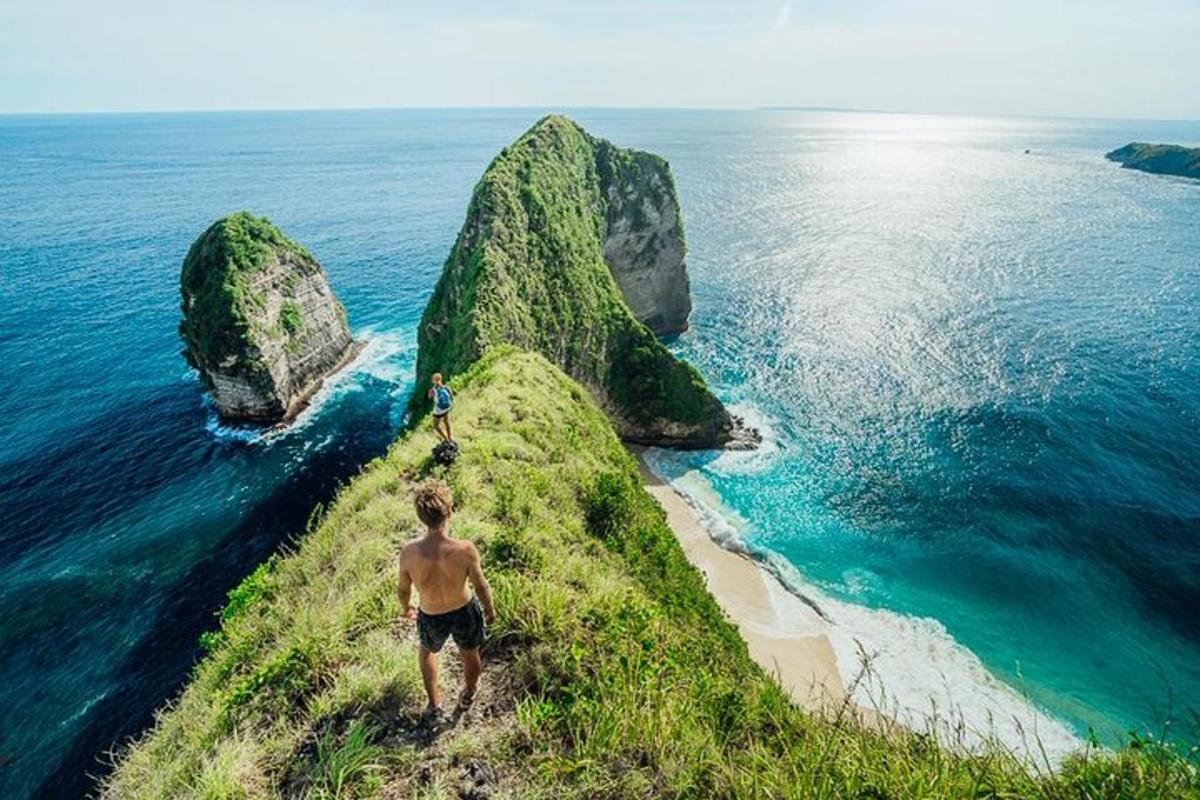 muž stojící na útesu poblíž oceánu