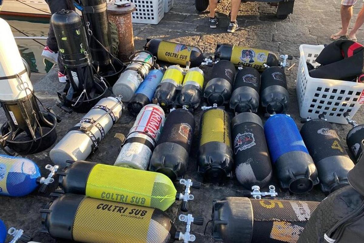 maas istuv hunnik veeretatud silindreid