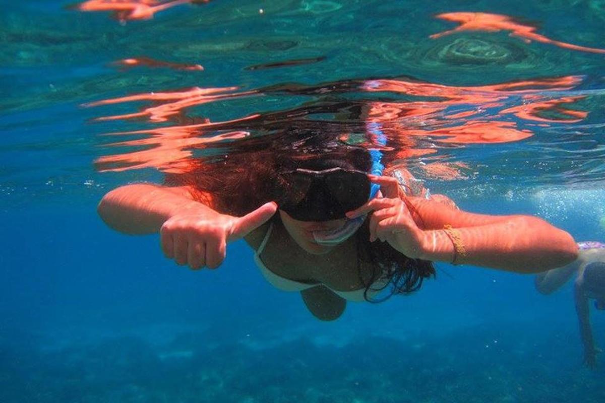 seorang wanita berenang di dalam air dengan mukanya