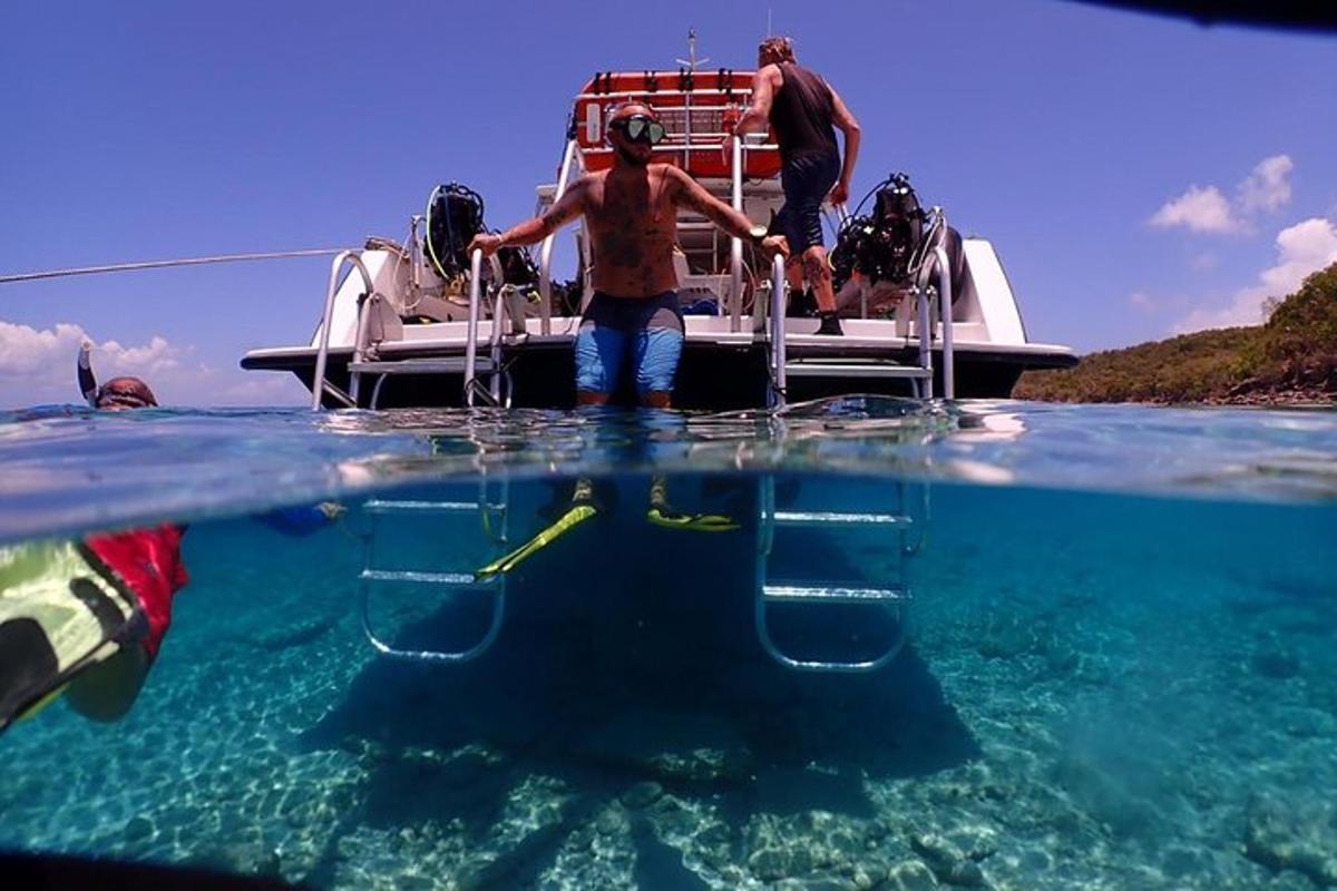 un gruppo di persone in piedi su una barca in acqua