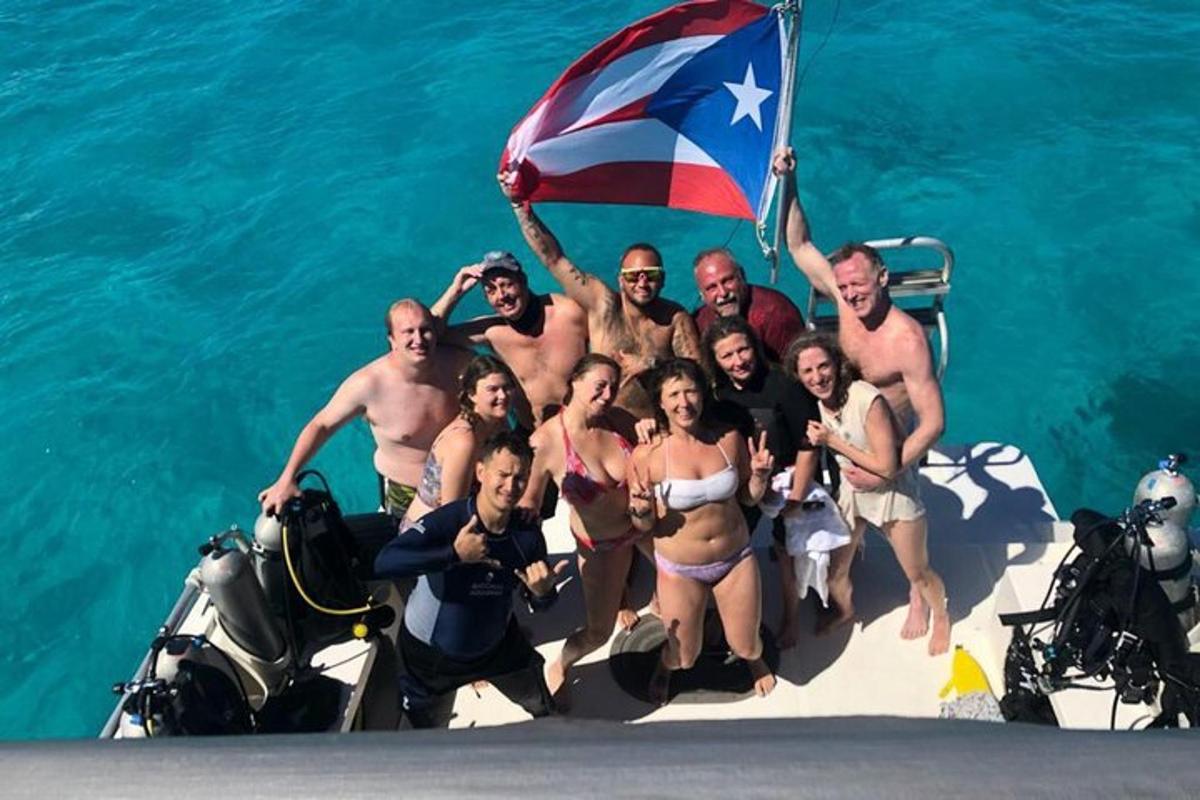 un gruppo di persone su una barca in acqua