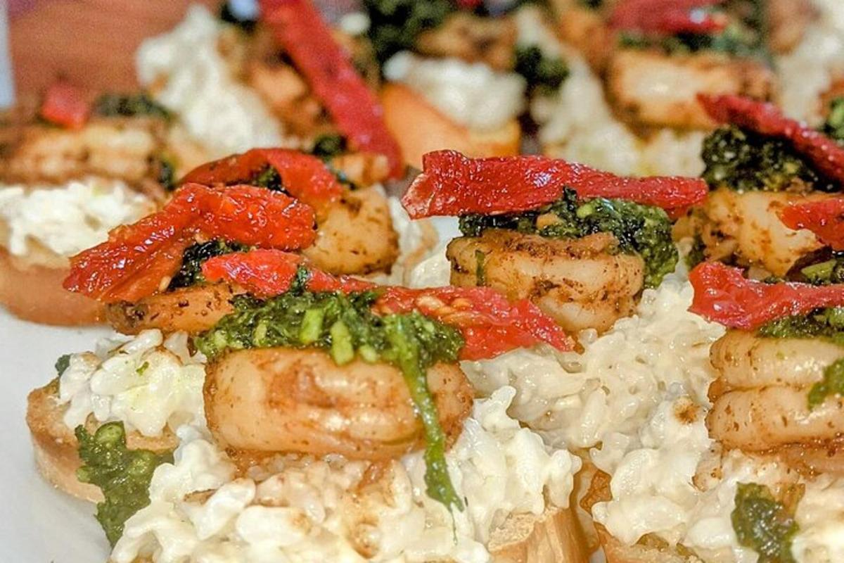 um prato de comida com arroz de camarão e brócolis