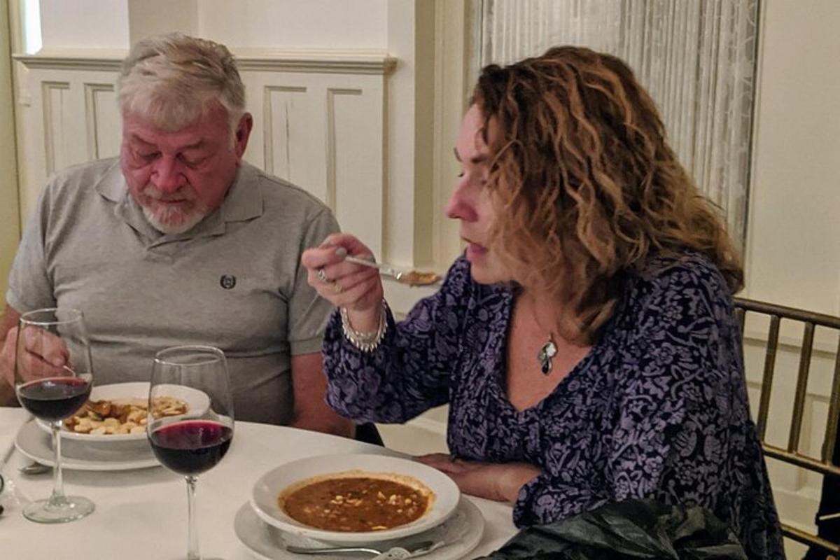 mees ja naine istuvad laua taga ja söövad toitu