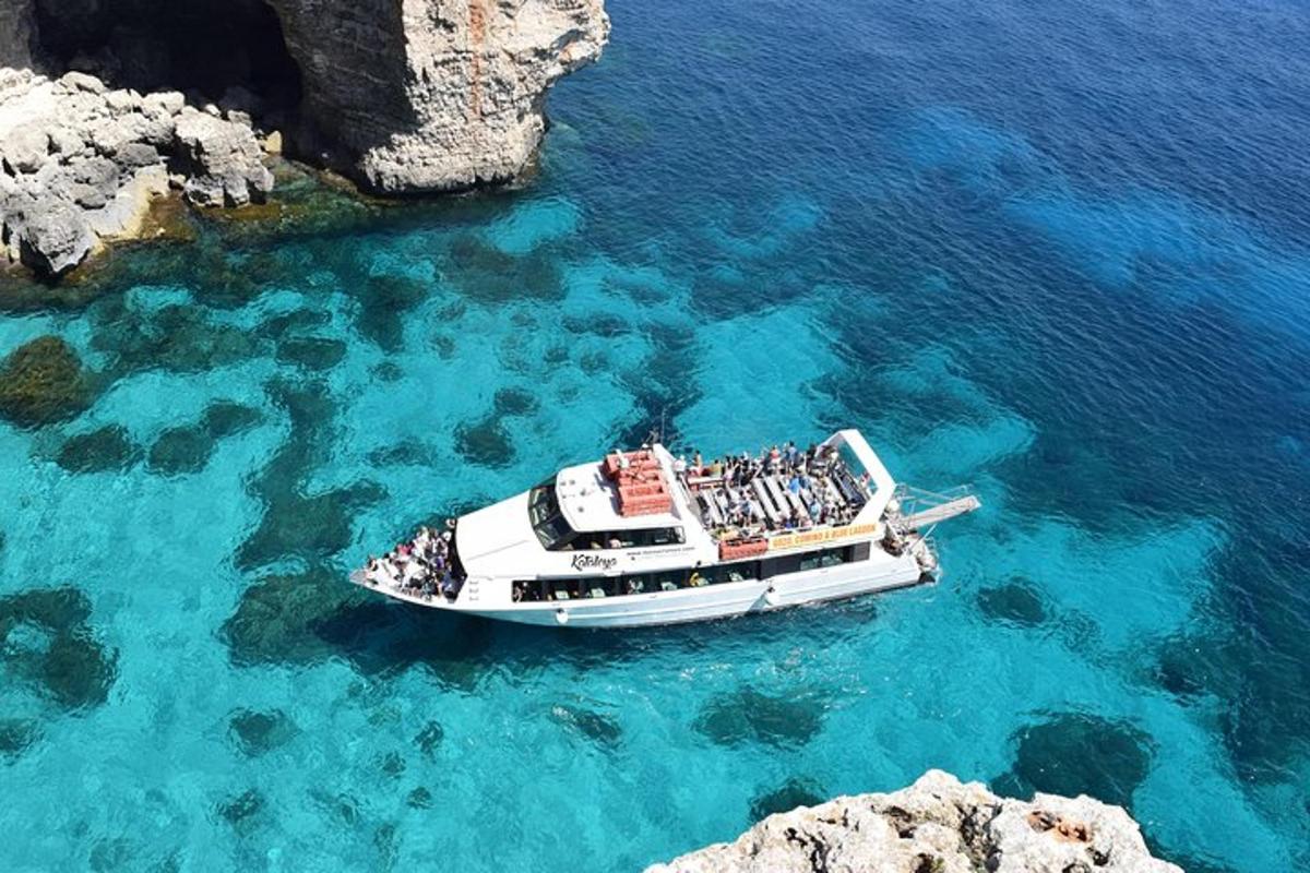 a boat in the water next to some rocks