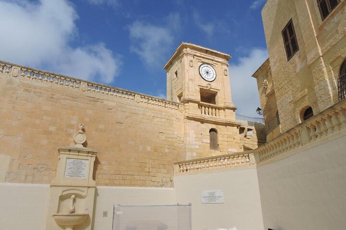ein Gebäude mit einem Uhrenturm darauf