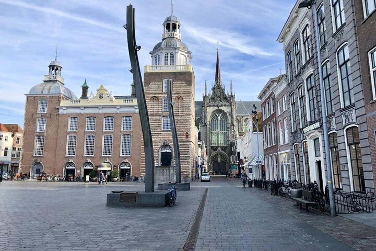 borgargata með byggingum og klukkuturni