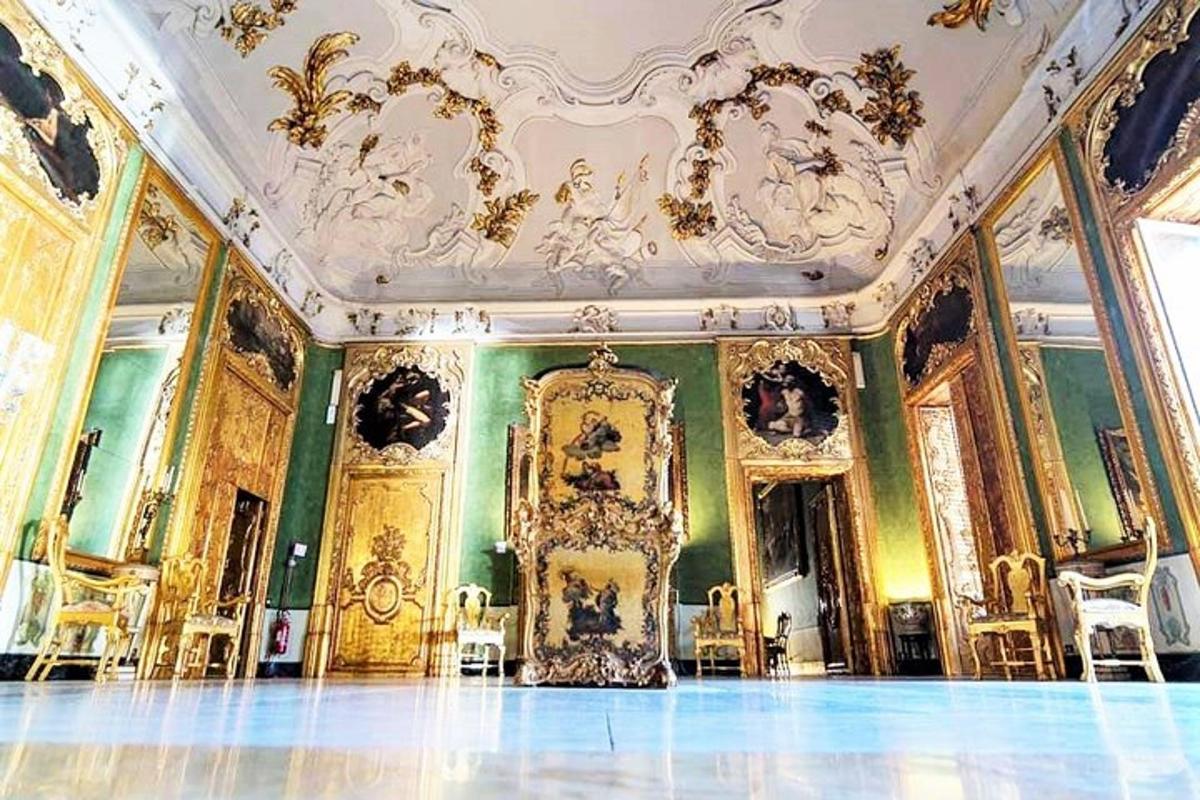 una stanza con soffitti decorati e una stanza con sedie