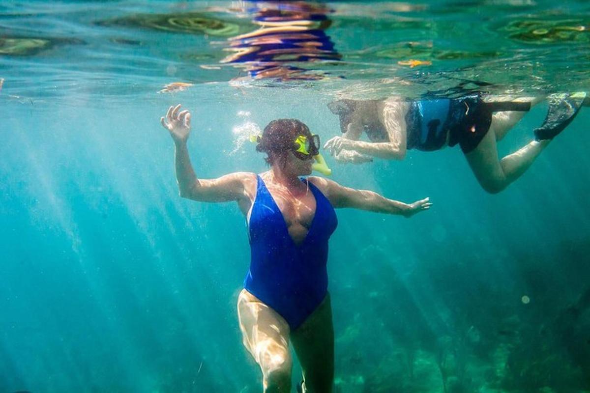 seorang pria dan seorang wanita berenang di air