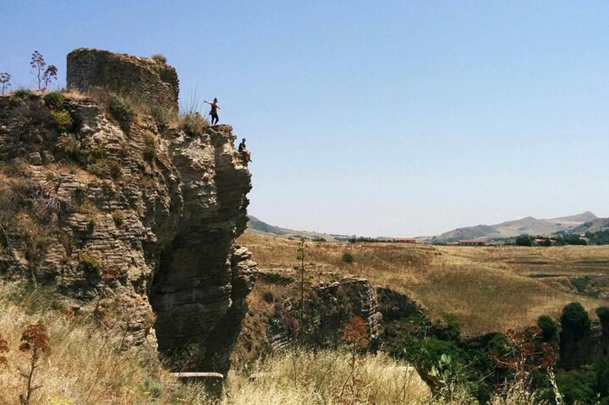 людина, що стоїть на вершині скелі