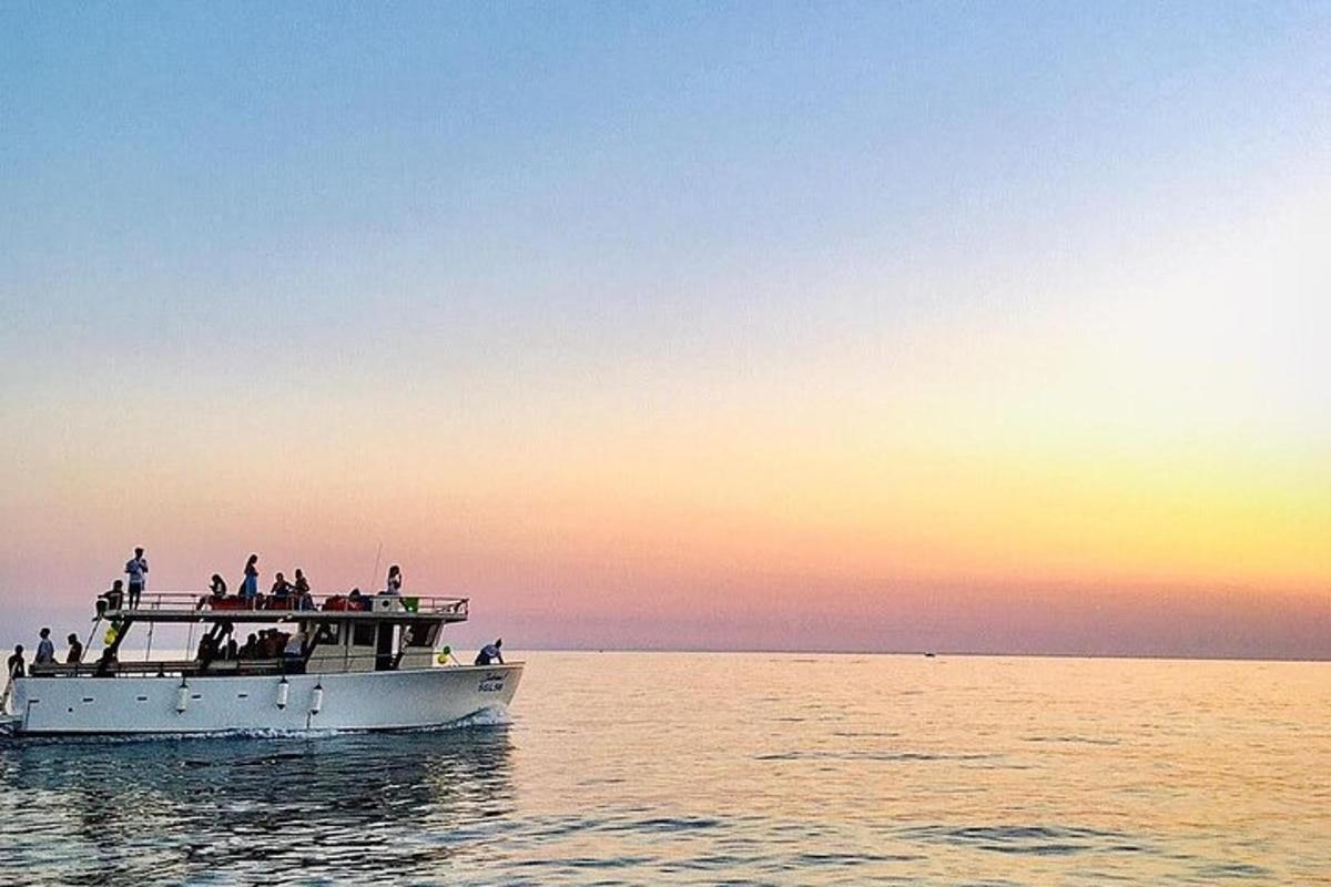 grupp inimesi paadis vees