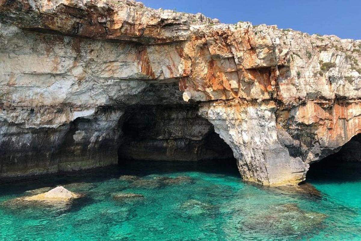 una cova al costat d'un penya-segat rocós