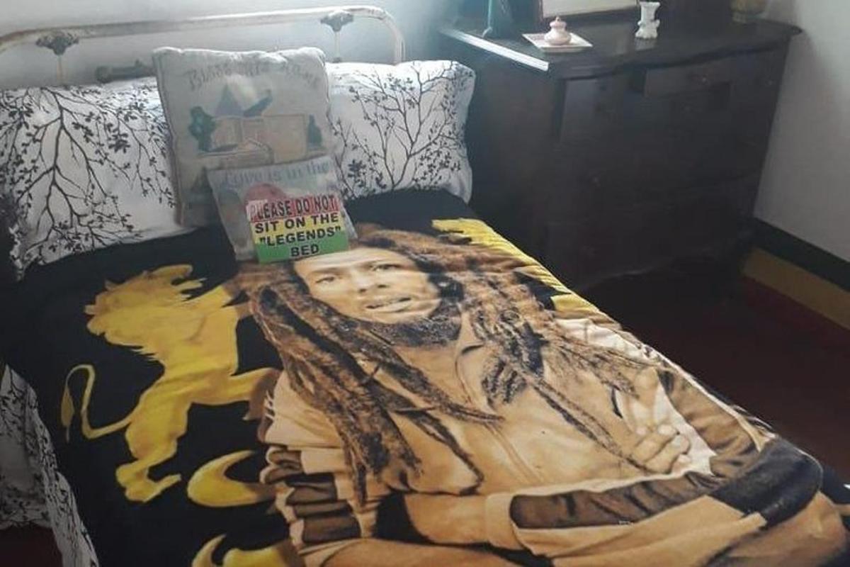 uma cama com um cobertor e um livro em cima