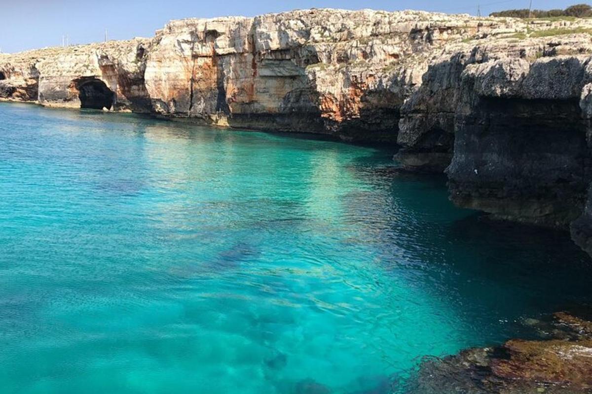 una gran massa d'aigua al costat d'un penya-segat rocós