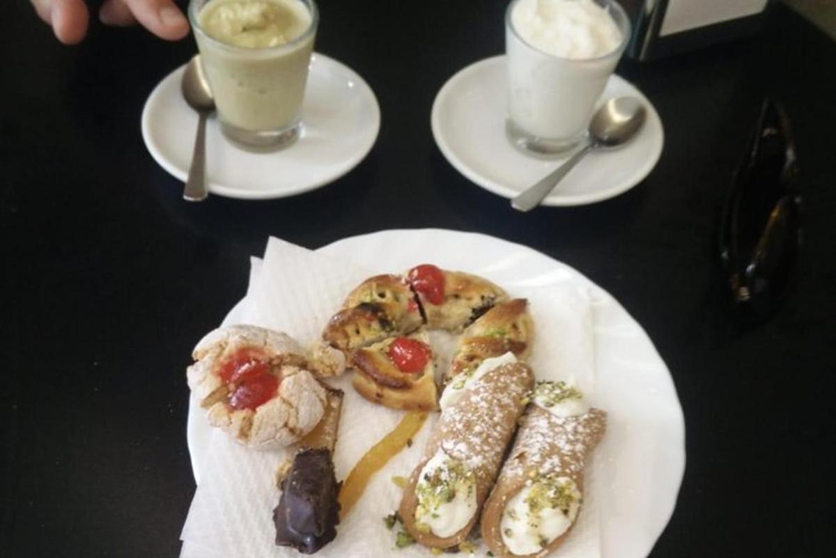 Un plato de comida en una mesa con dos tazas de café.