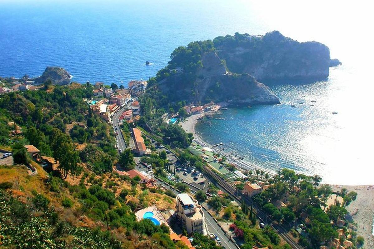 μια εναέρια άποψη μιας παραλίας και του ωκεανού