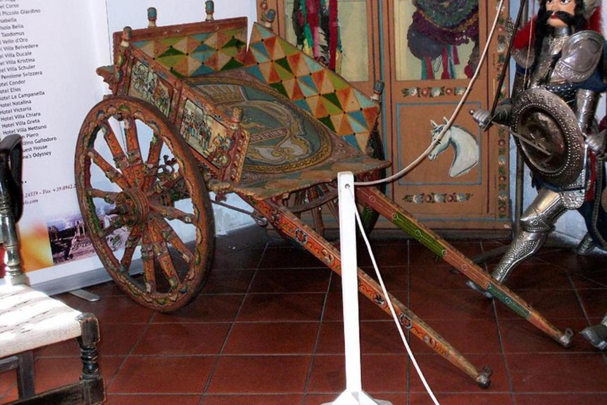 una carrozza di legno esposta in un museo