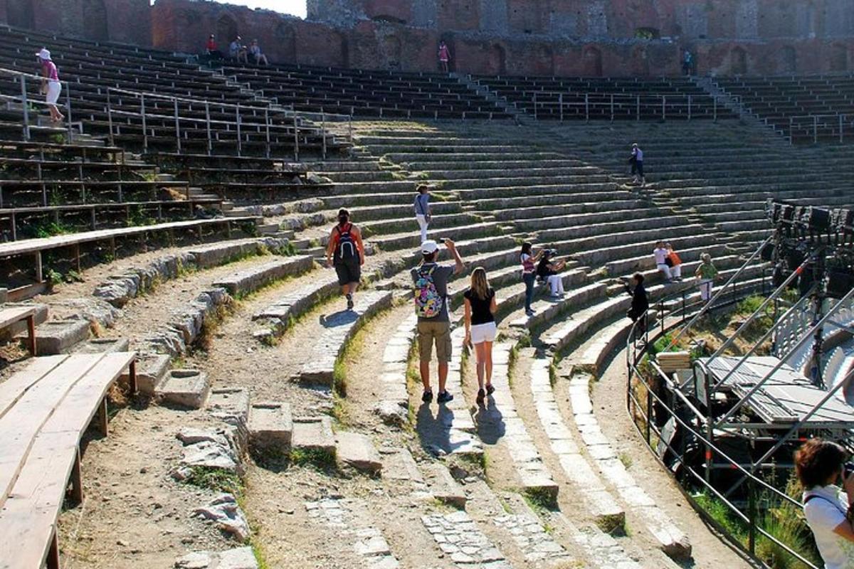 un gruppo di persone che camminano in un anfiteatro