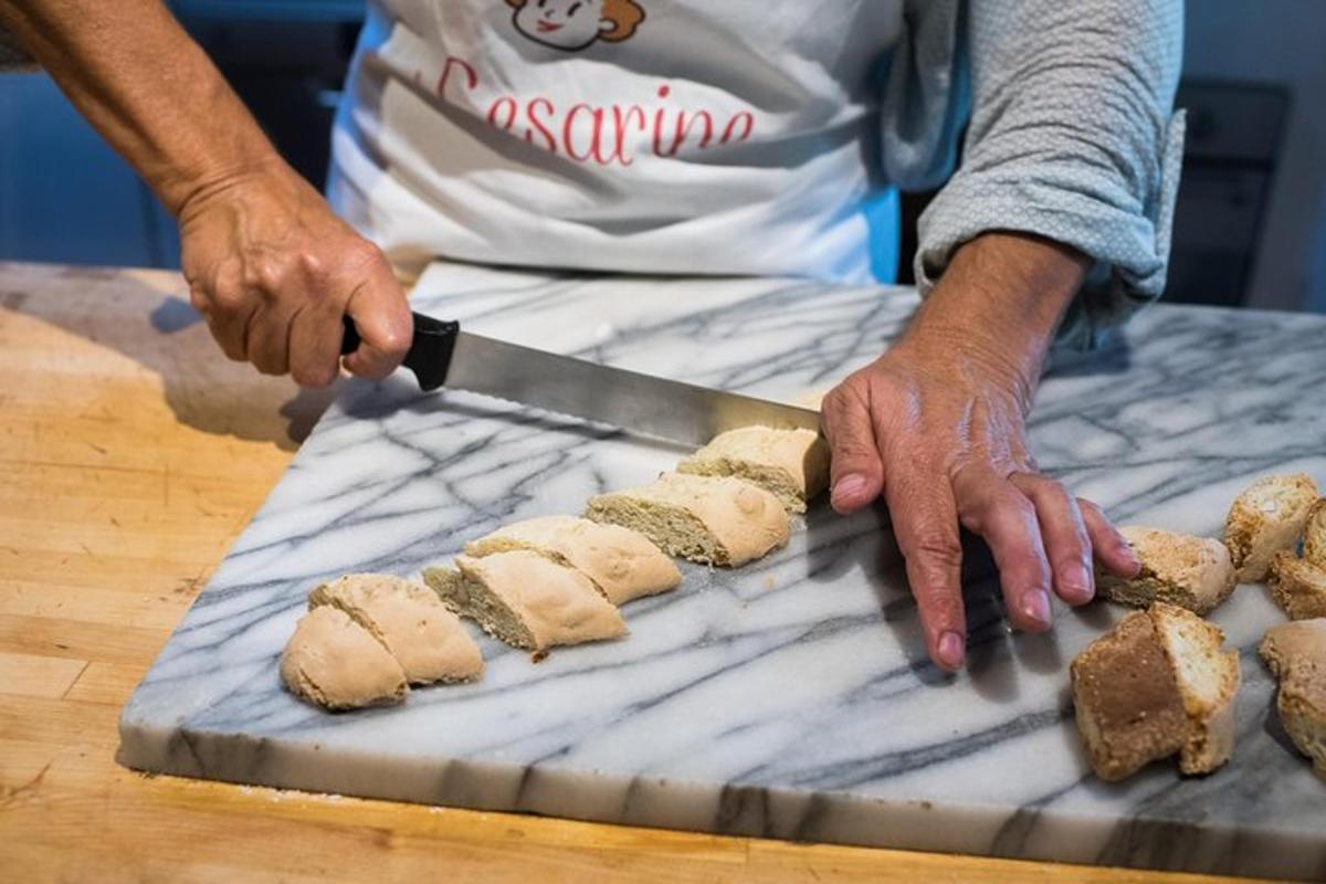 een persoon die brood snijdt met een mes op een snijplank