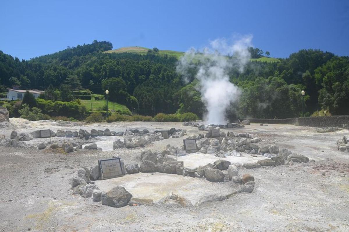 Un montón de rocas y vapor en un campo