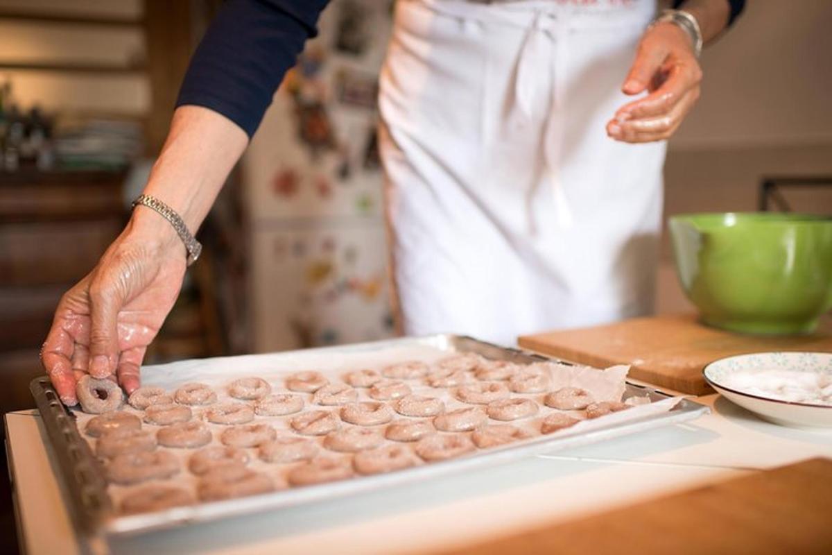 een persoon die in een keuken staat en deeg bereidt