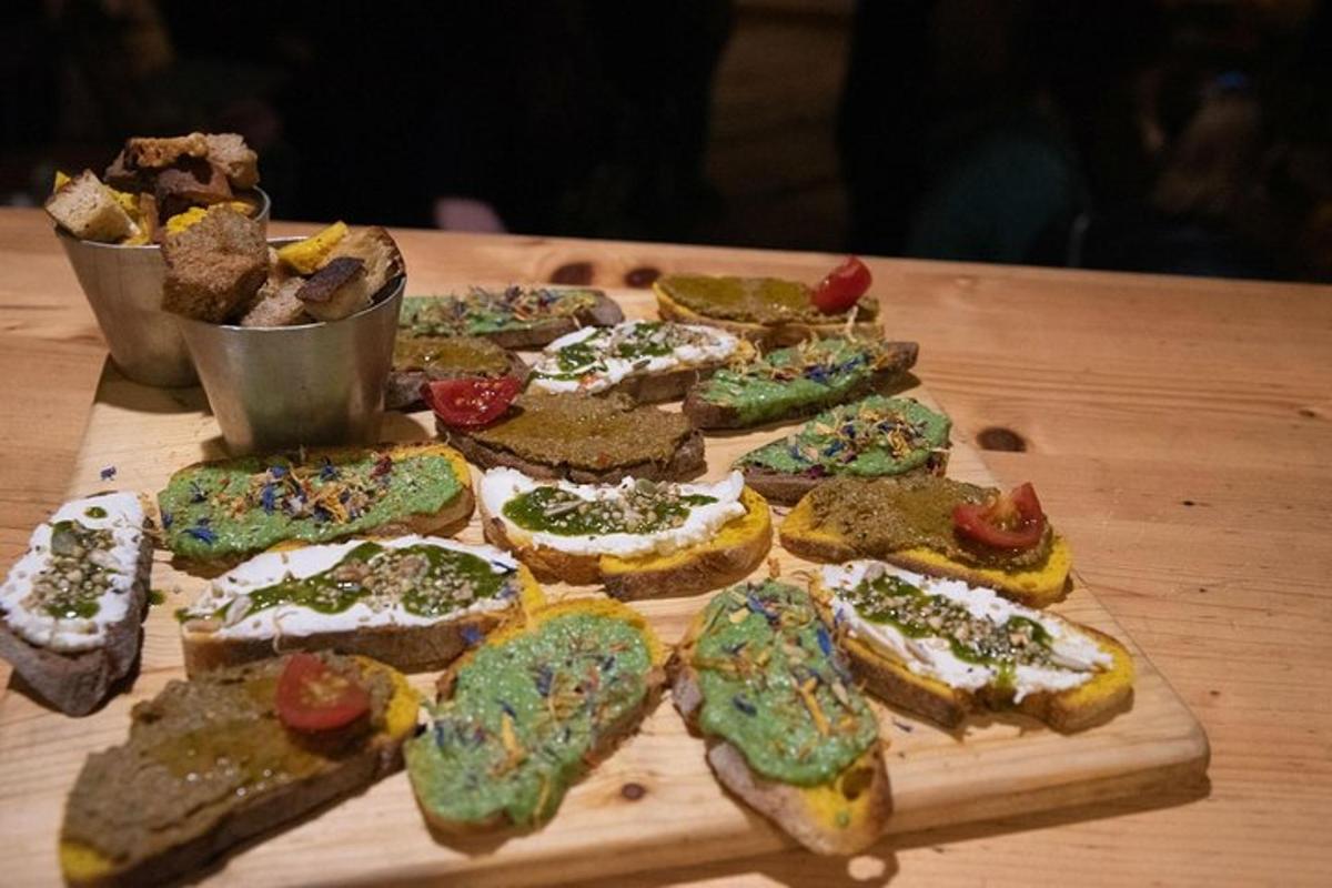 hópur af samlokum á tréskurðarbretti