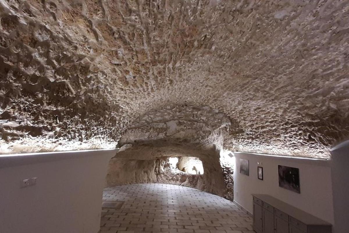 un tunnel in una grotta con un muro di pietra
