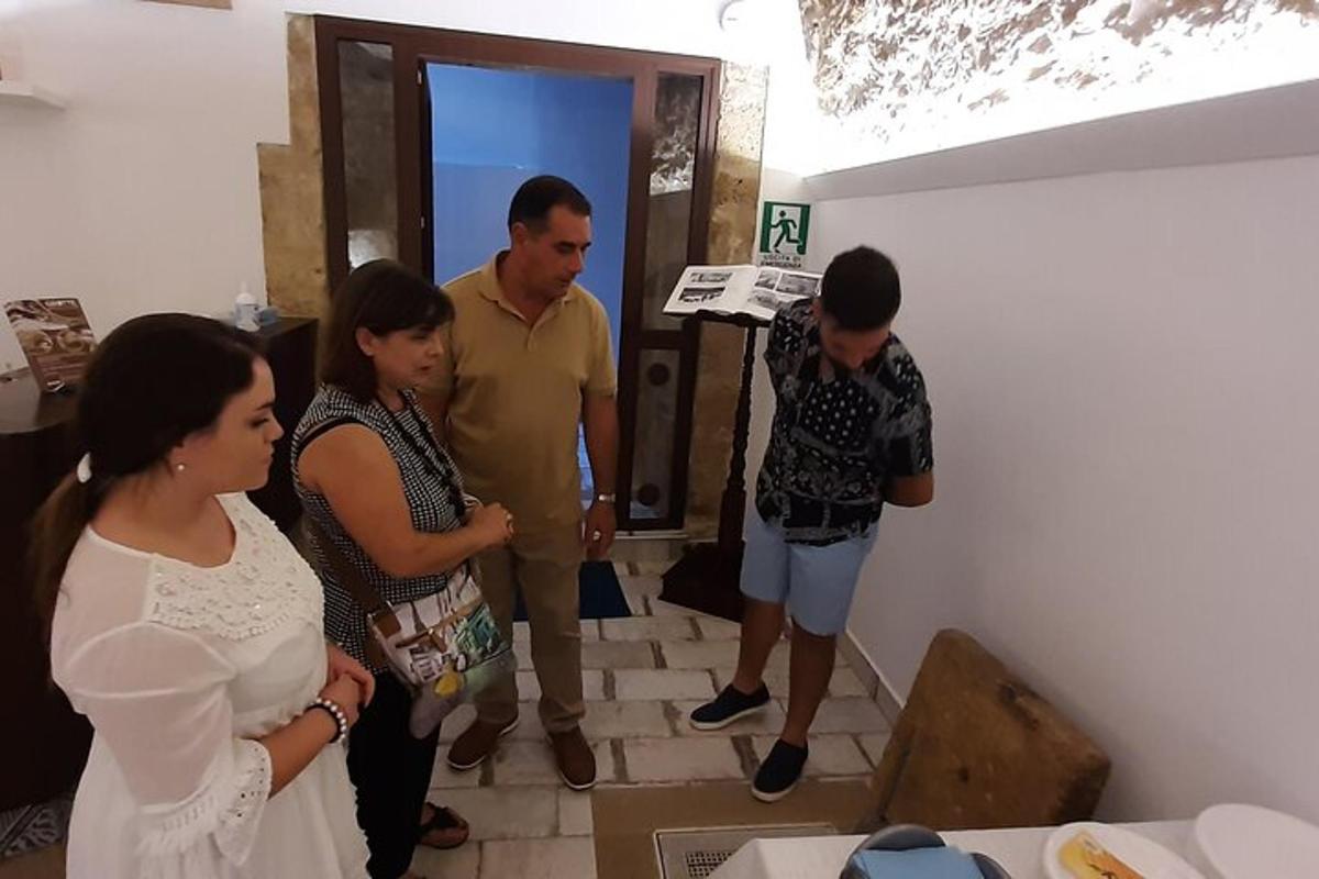 μια ομάδα ανθρώπων που στέκονται γύρω από ένα δωμάτιο