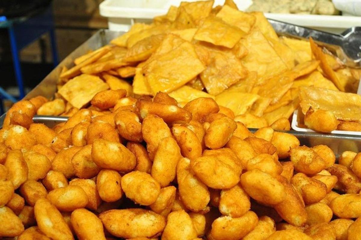 Hrúga af nachos og frönskum á hlaðborði