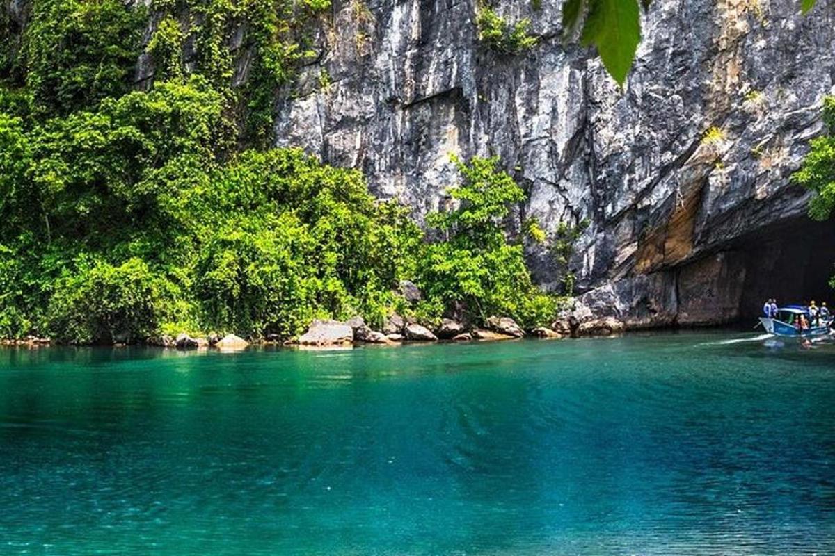 bot di sungai di sebelah gunung