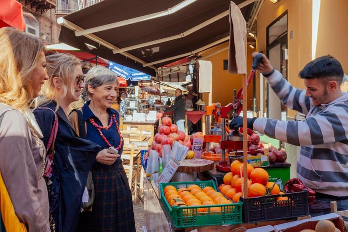 skupina lidí stojících kolem ovocného trhu