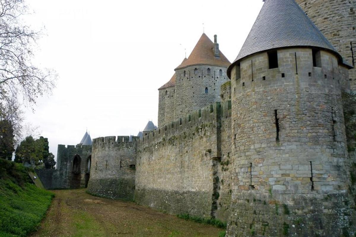 un castel mare cu zid și turnuri
