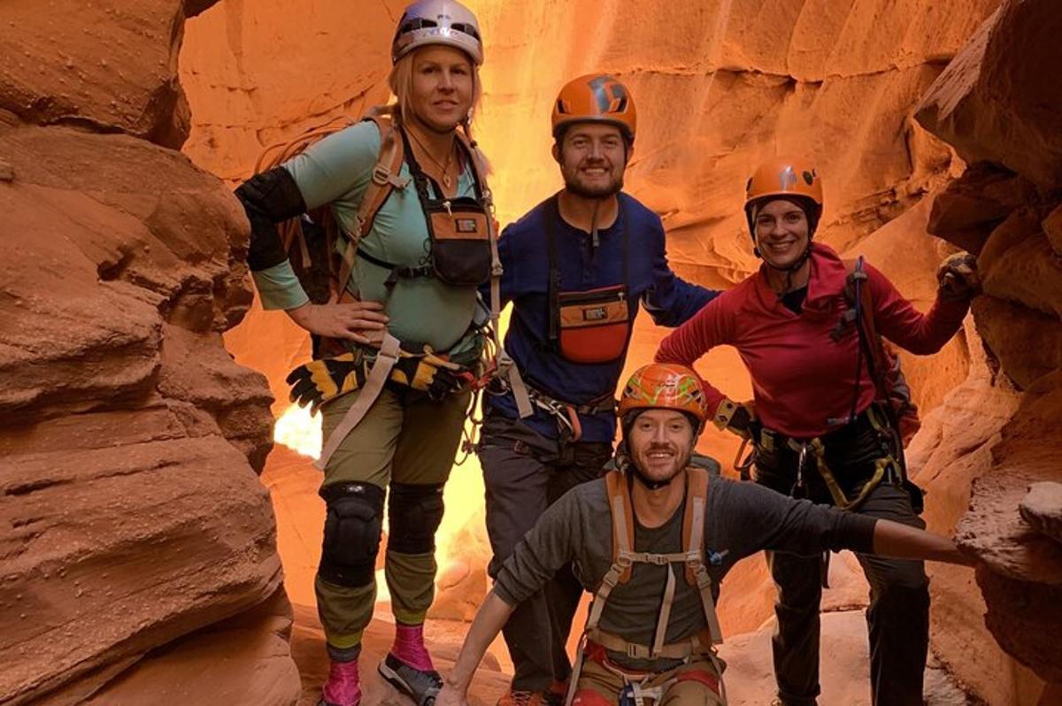 un grup de persones dempeus en un canyó de ranures