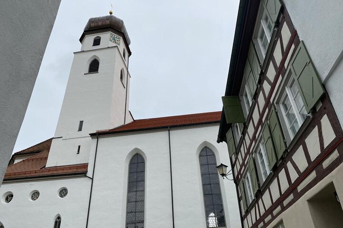 en kirke med et tårn med et ur på