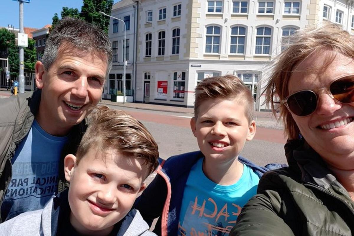 una famiglia che posa per una foto per strada