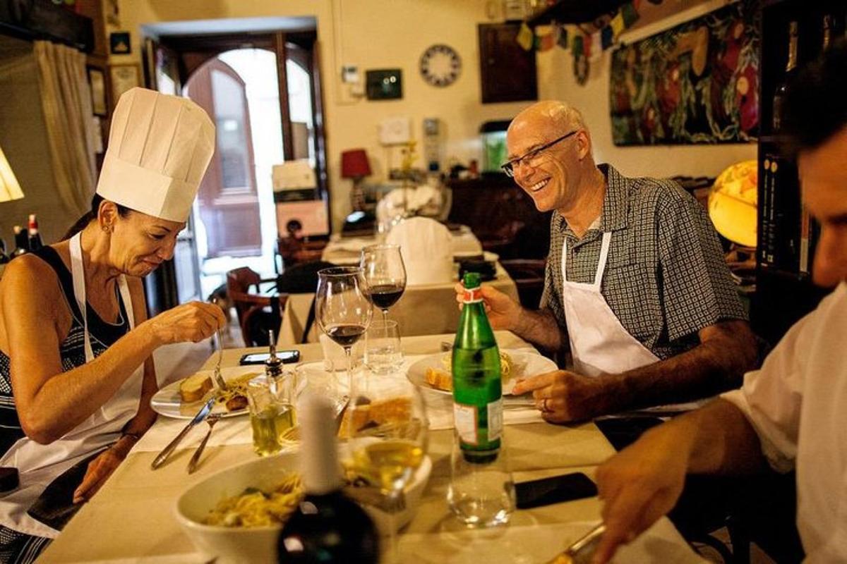 grupp inimesi, kes istuvad restoranis laua ümber
