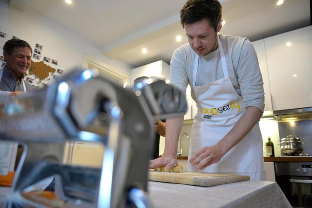 egy férfi pizzát készít a konyhában