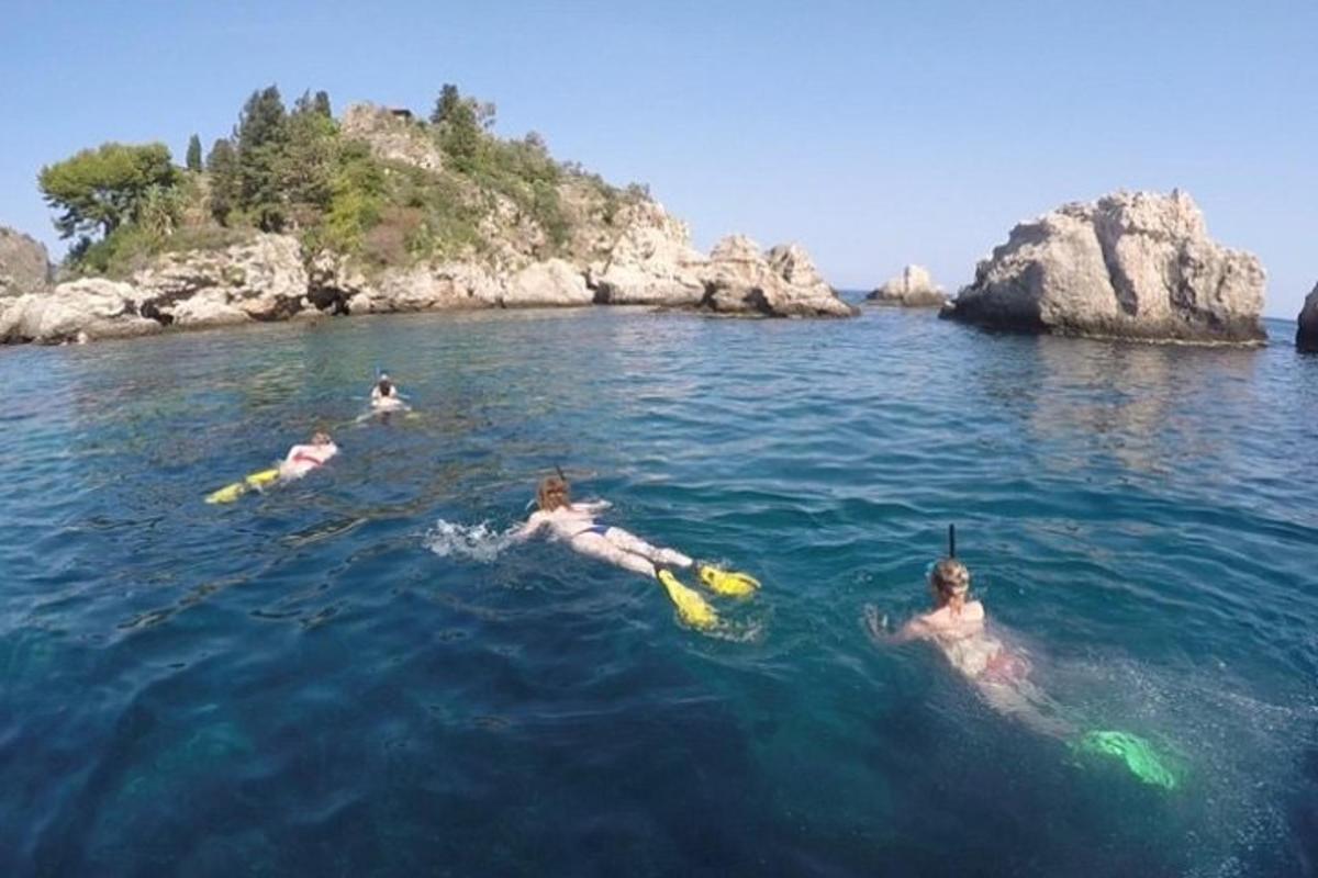 un grupo de personas nadando en el agua