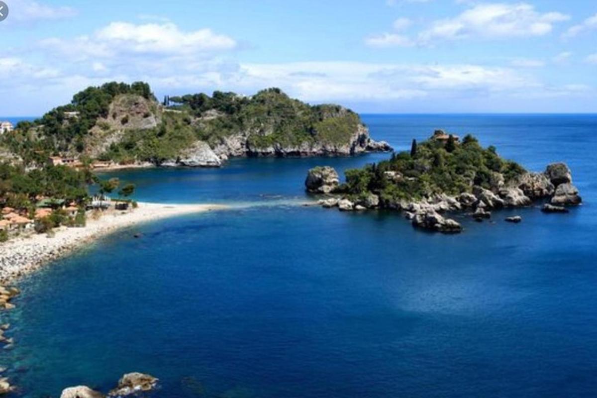 isang aerial view ng isang isla sa karagatan