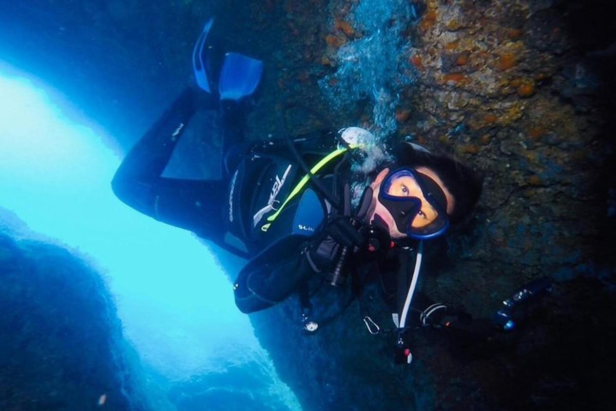 una persona in muta da sub in acqua