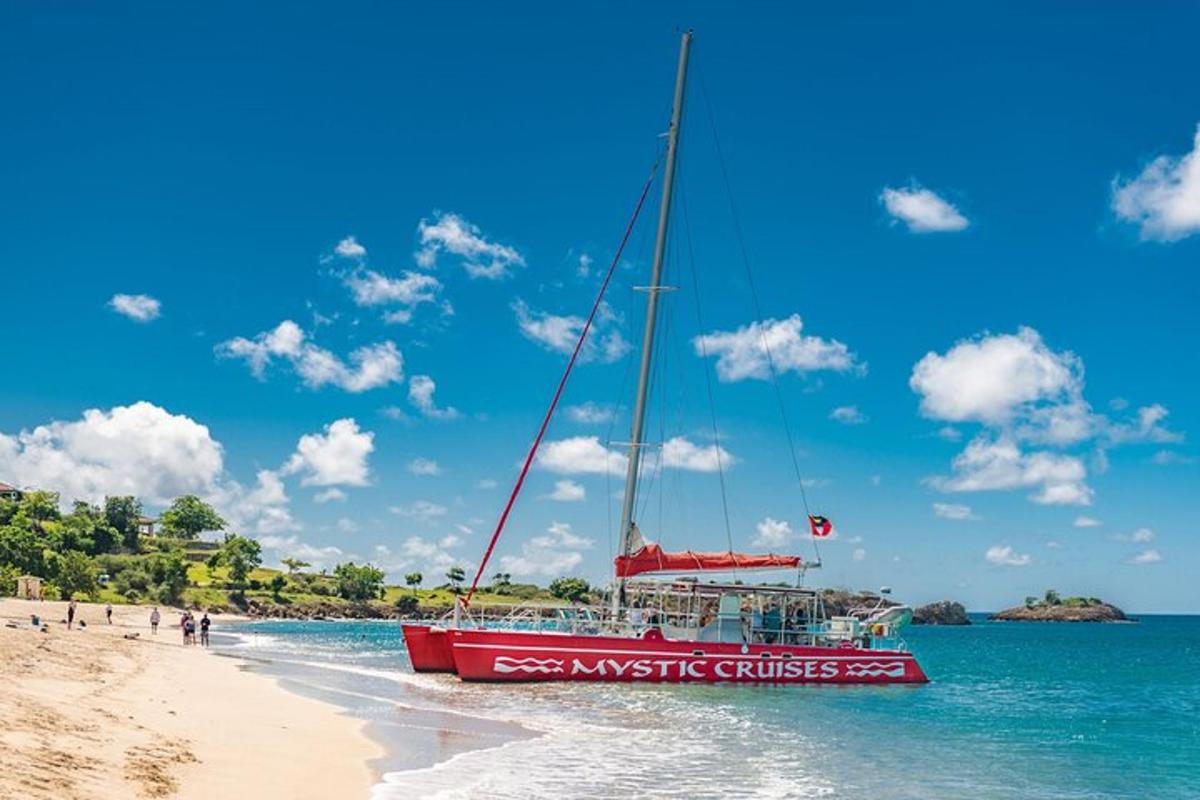 ein rotes Boot am Strand neben einem Strand