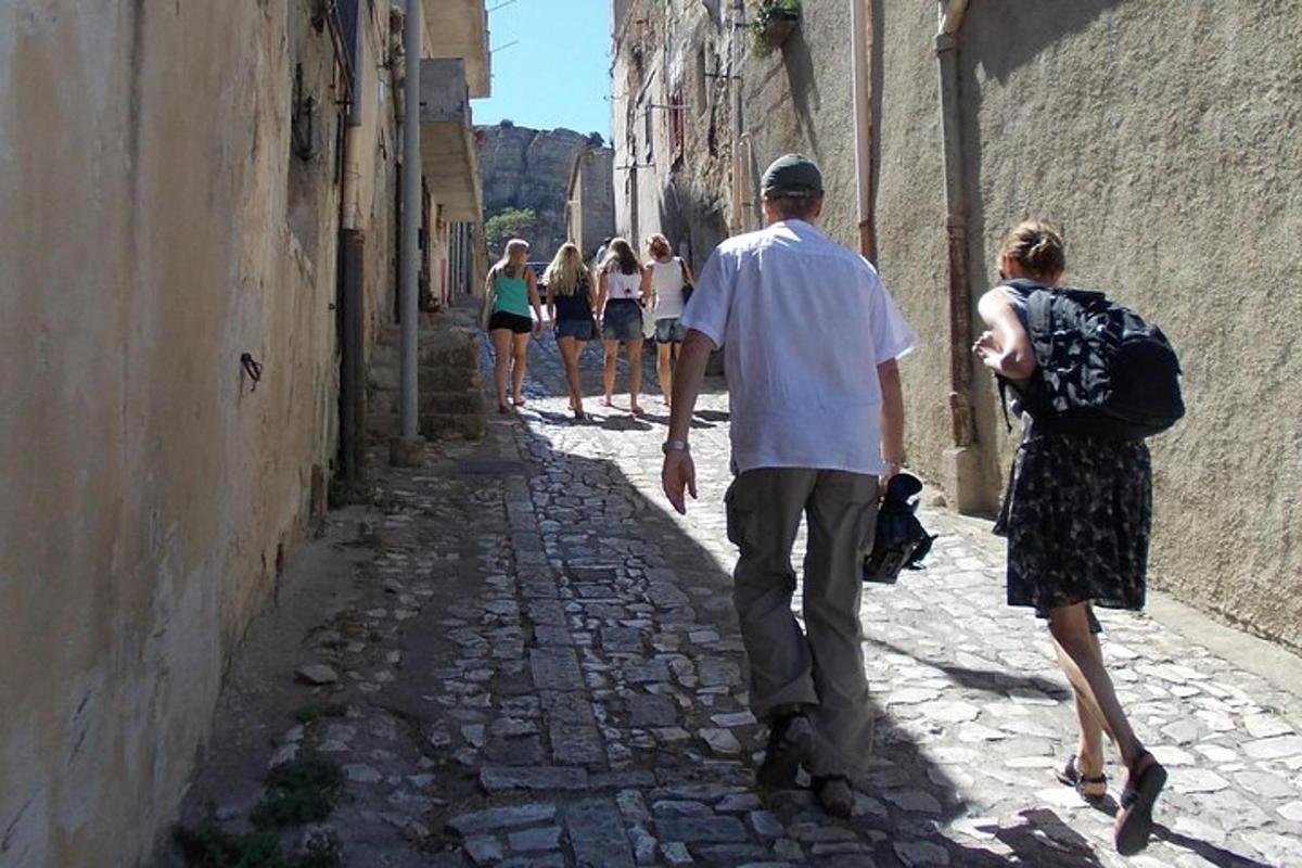 un uomo e una donna che camminano lungo un vicolo