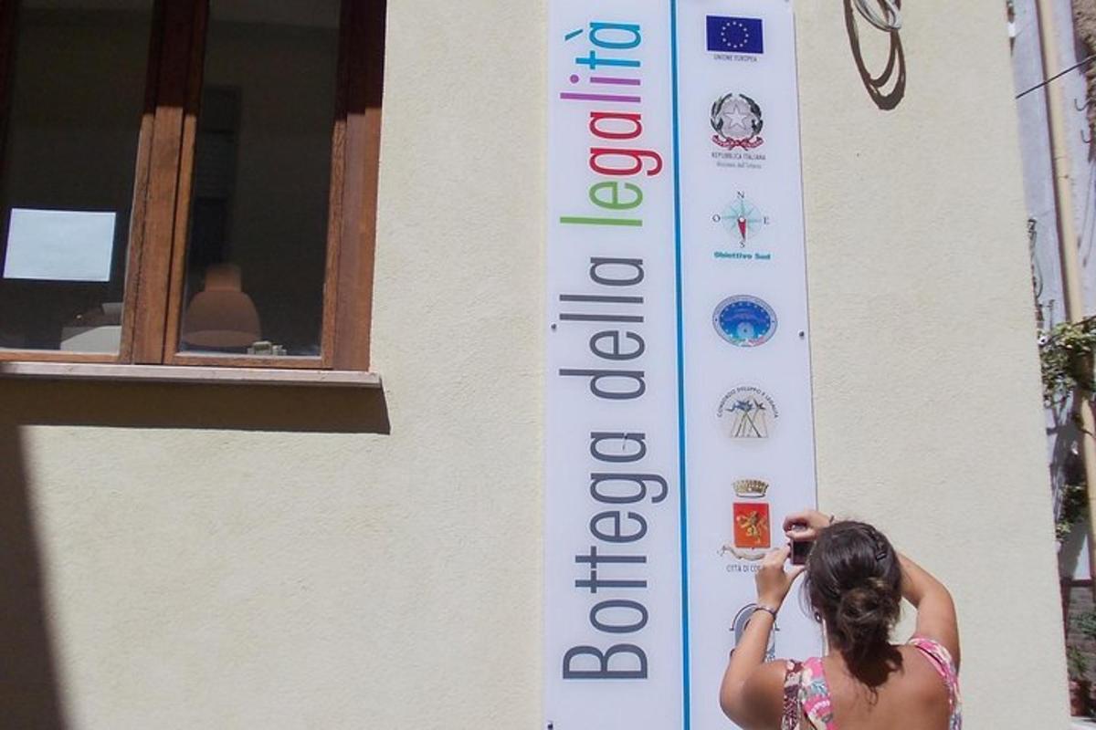 una donna che scatta una foto di un cartello su un edificio