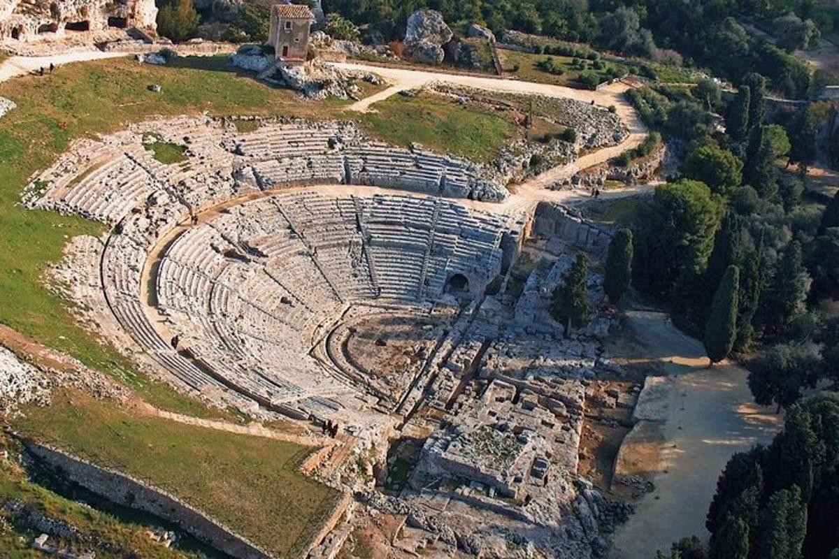 egy szigeten található amfiteátrum légifelvétele