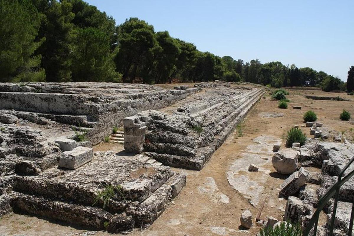 dlouhá řada ruin v poli