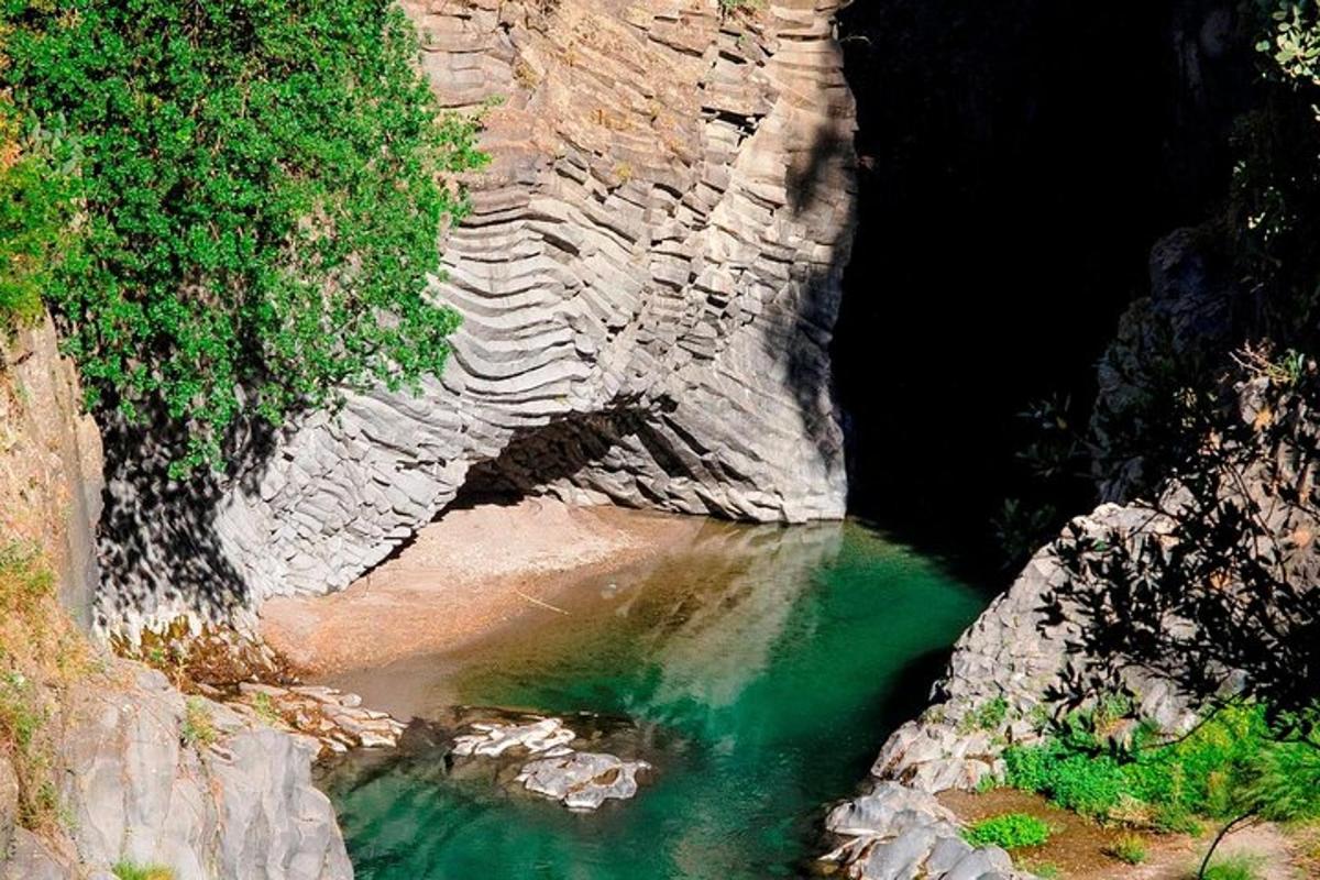 una piscina di acqua verde smeraldo in un canyon