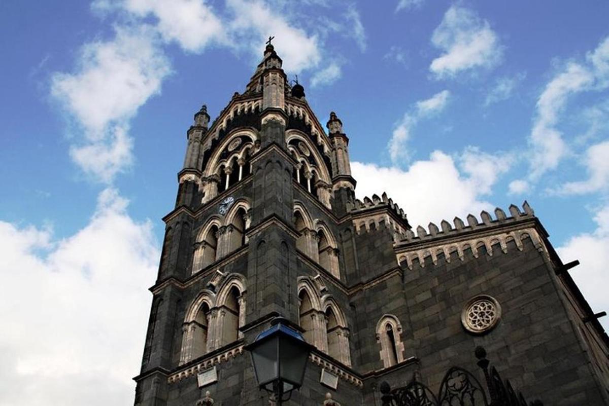 un edificio con una torre con un orologio sopra