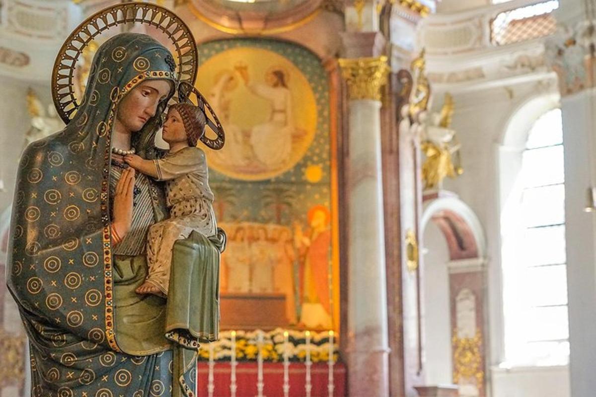 una estàtua d'una dona amb un nen en una església
