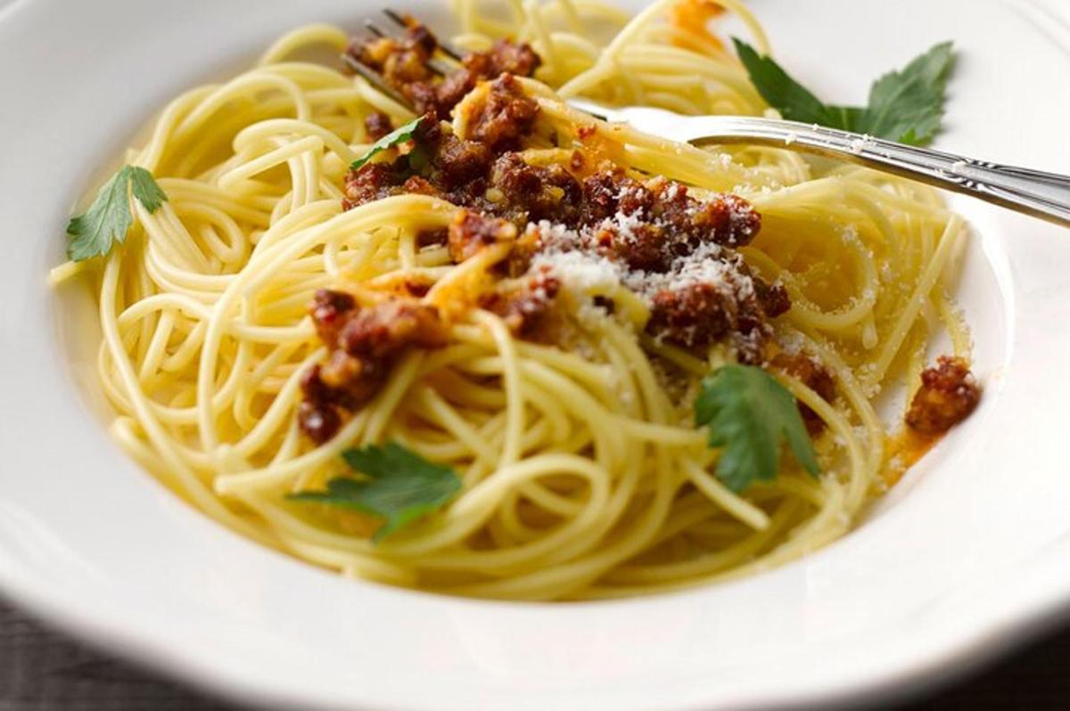 semangkuk spageti dengan garfu di dalamnya