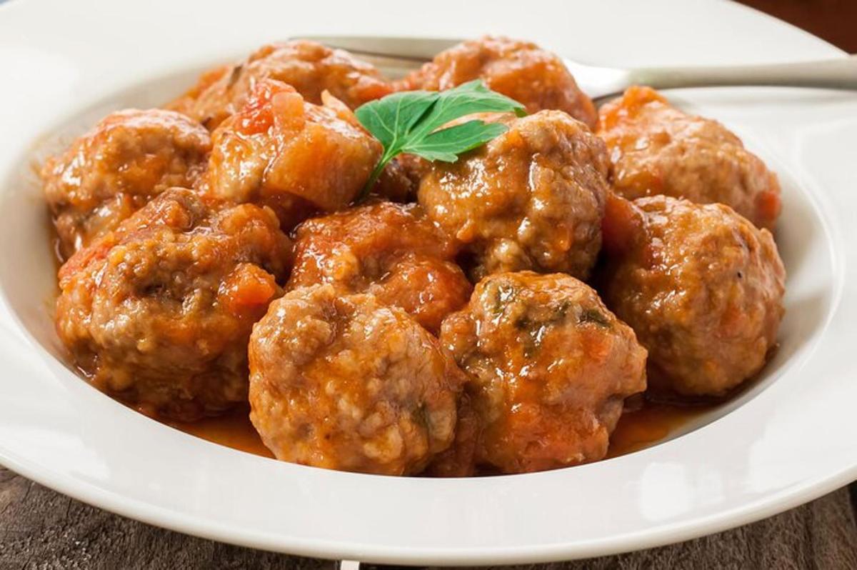 mangkuk putih bebola daging dengan hiasan hijau
